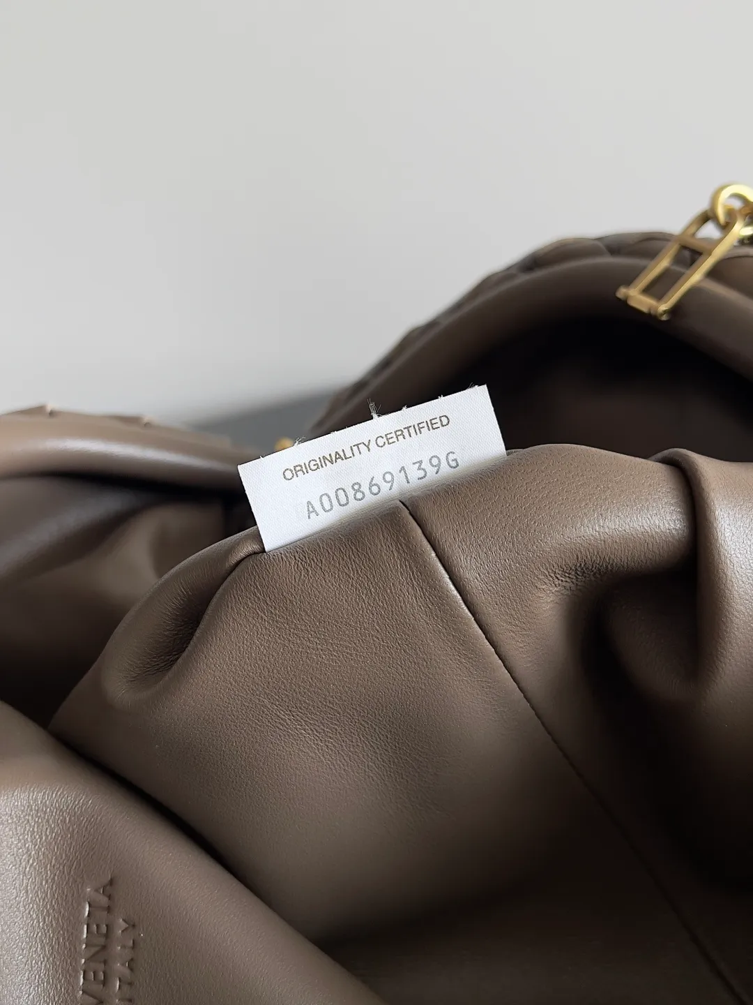 Batch 2260 BOTTEGA VENETA Lady's LAUREN CLUTCH Chain Clutch was inspired by 40 years ago. It is a perfect fusion of classic and modern bags. It is effortless and fashionable for any occasion and at any time. The newly added detachable metal chain allows people to have more ways to carry it. It is grand and elegant. Style No.: 785807 Size: 31.5*16.5*11cm